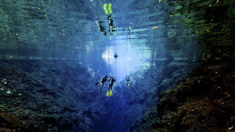 Divers in Lagoa Misteriosa, Mato Grosso