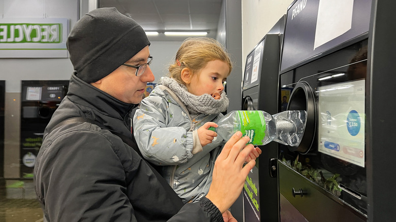Man and child using the Pfandautomaten