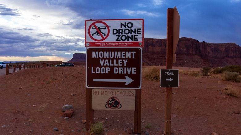 No drones sign at Monument Valley