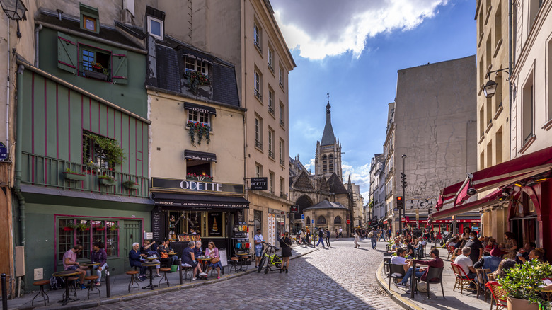 People at outdoor café tables in Paris