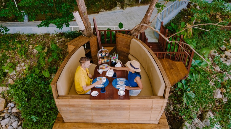 couple eating in Treepod