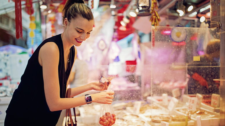 tourist buying food at market