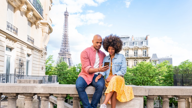 couple on phone in paris