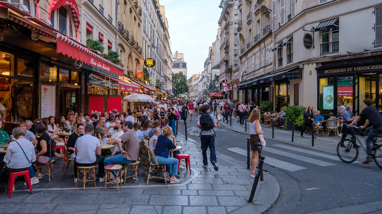 outdoor restaurant paris