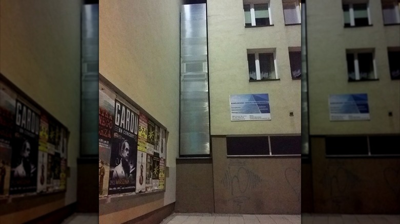 The Keret House between buildings