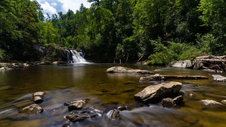 Abrams falls in distance 