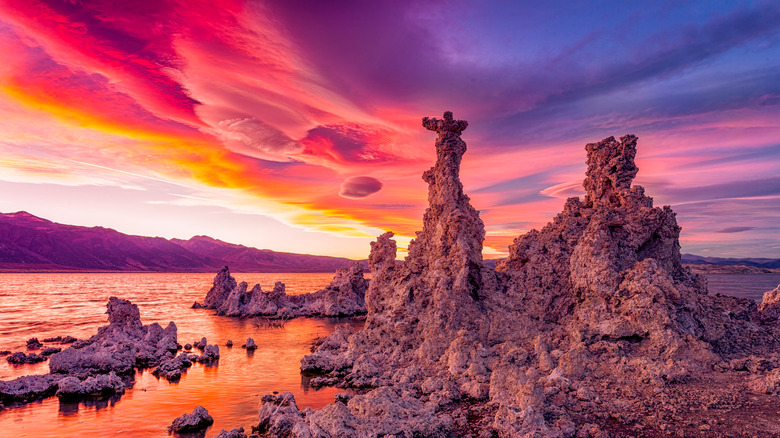 Sunset over Mono Lake tufa towers