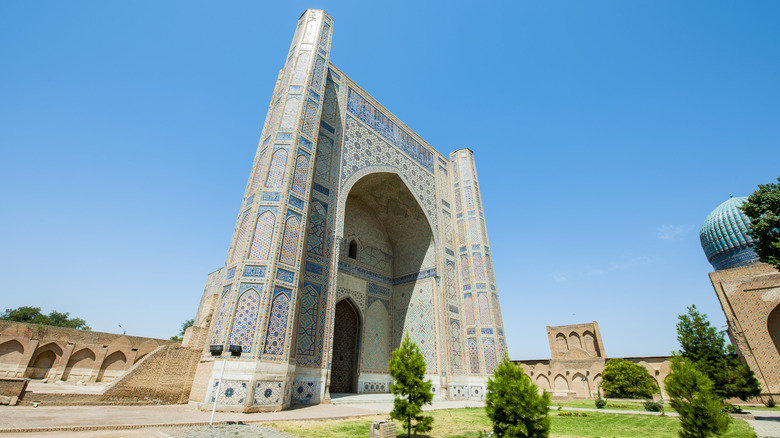 bibi khanum mosque samarkand uzbekistan