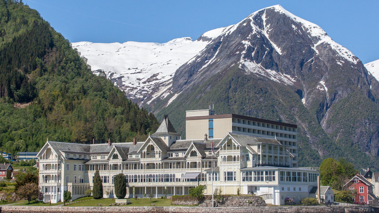 Kviknes Hotel with mountains