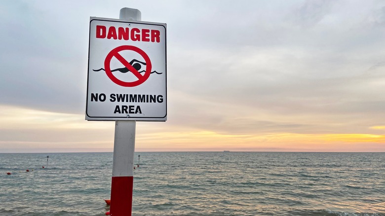 Warning beach sign