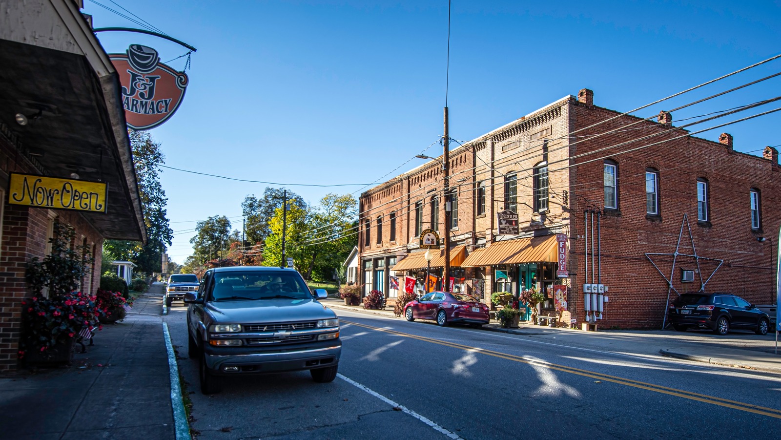 Georgia's Free Parking Gems:  Where to Park for Free (and Still Have Money for Peach Ice Cream!)