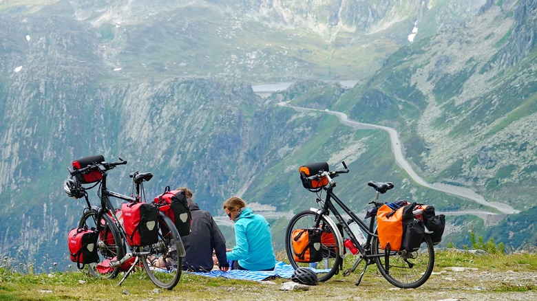 Cyclist with bikes in Furka Pass