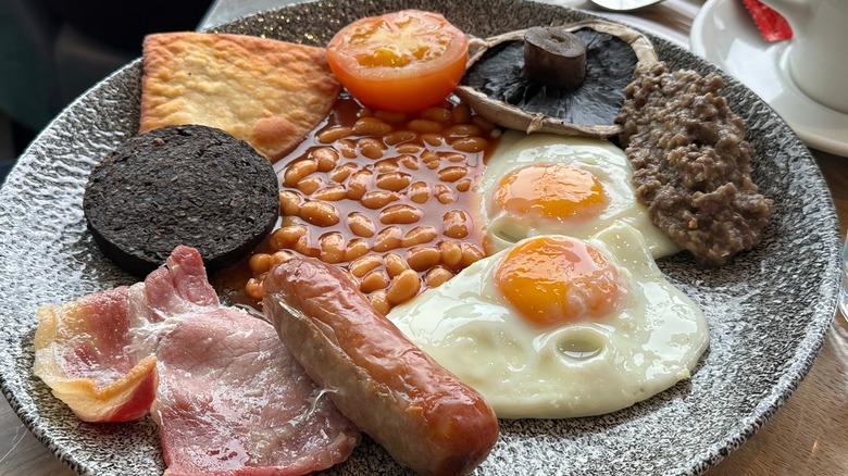 Full Scottish breakfast with haggis