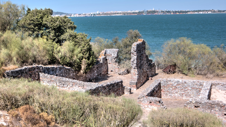 Roman ruins on Peninsula de Tróia