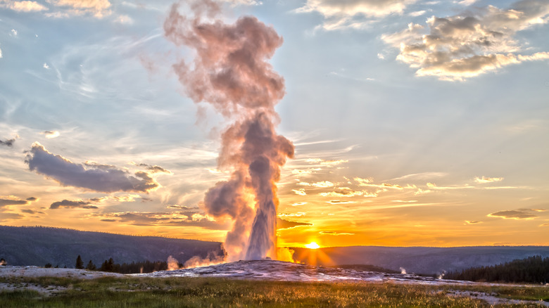 eruption at Old Faithful geyer