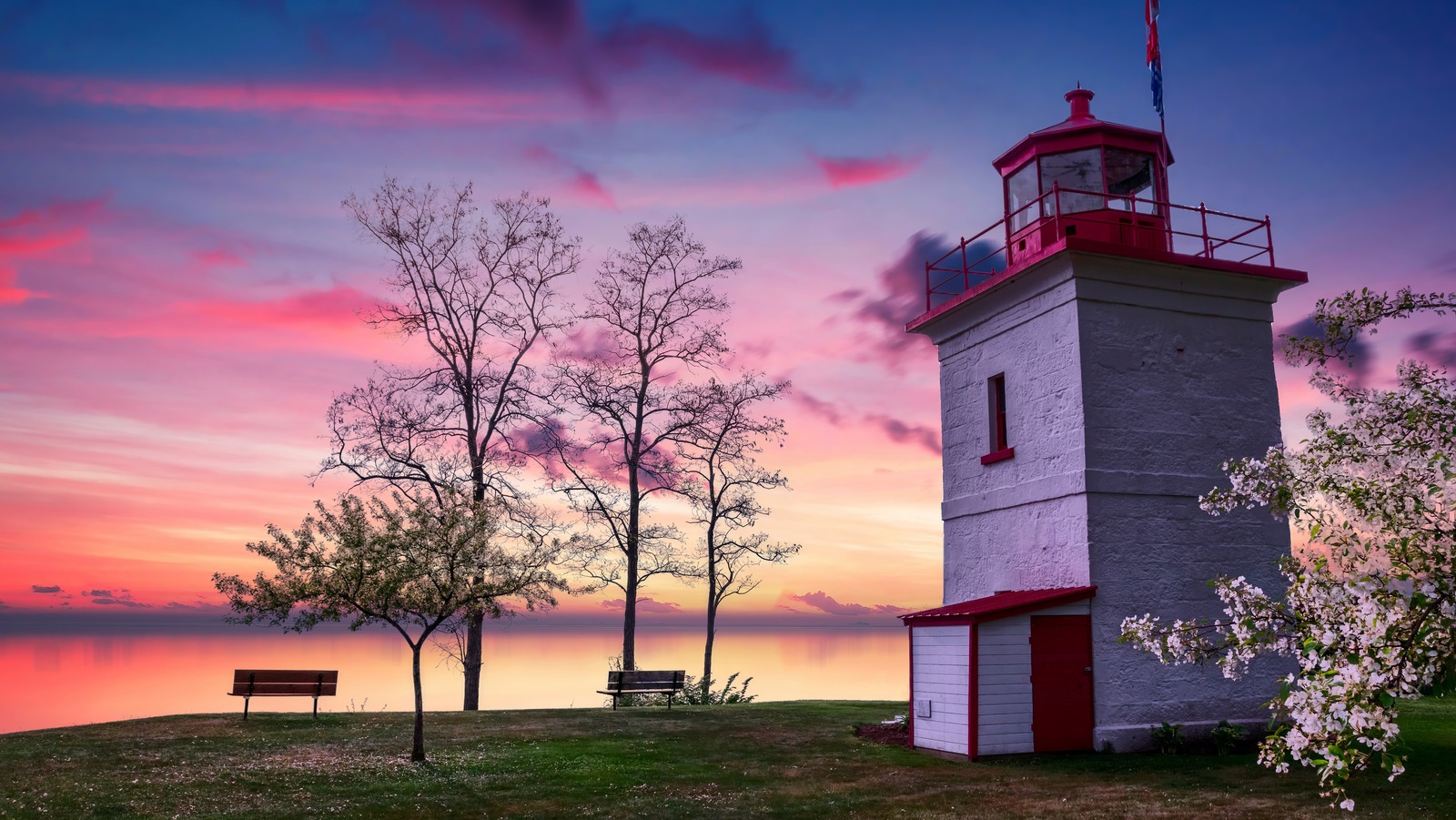 This Town On A Great Lake's Shores Is Regarded As Canada's Prettiest ...