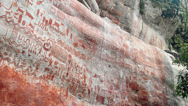 Red rock paintings in Cerro Azul