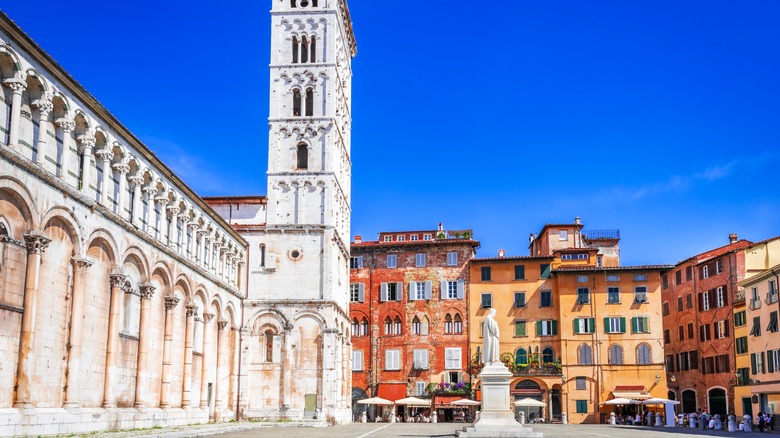 Buildings and statues in Lucca