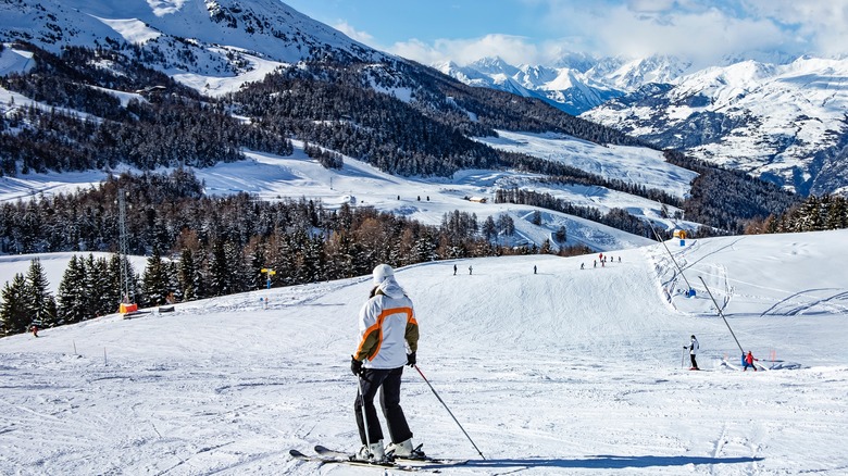 Skiiers and mountains at Pila