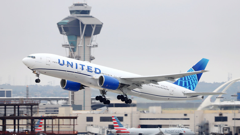 United Airlines Boeing 777 taking off