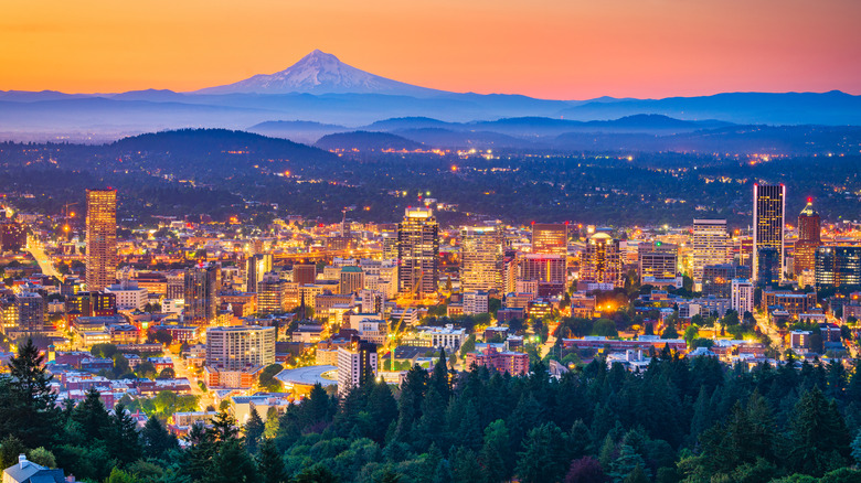 Portland, Oregon skyline at dusk