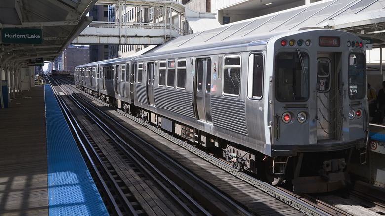 Chicago L train