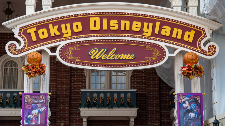 A welcome sign at Tokyo Disneyland