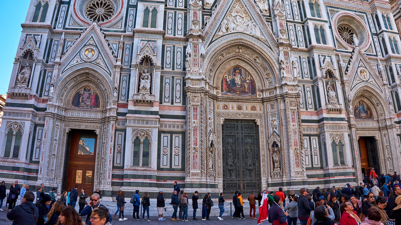 Long lines, Duomo of Florence