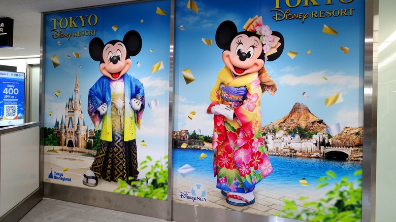 Micky and Minnie Mouse in kimonos