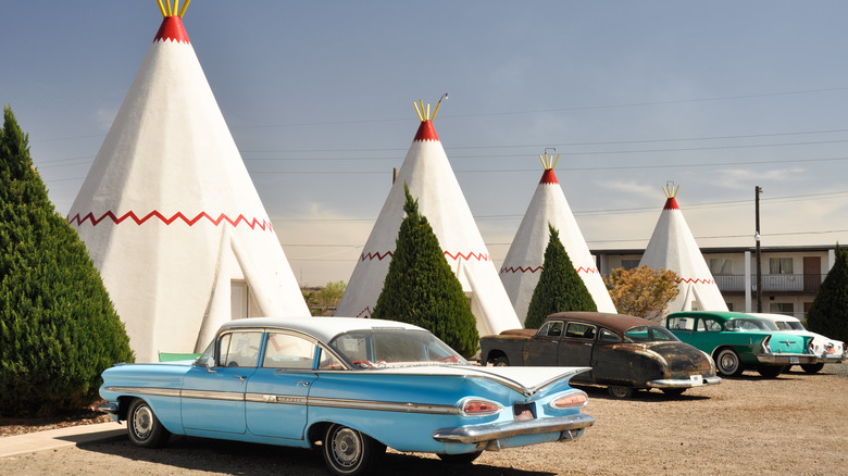 classic cars at Wigwam Motel