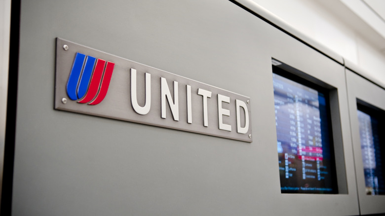 United Airlines airport desk