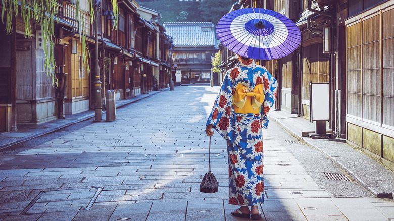 Woman in a kimono walks in the Higashi-Chaya district of Kanazawa 
