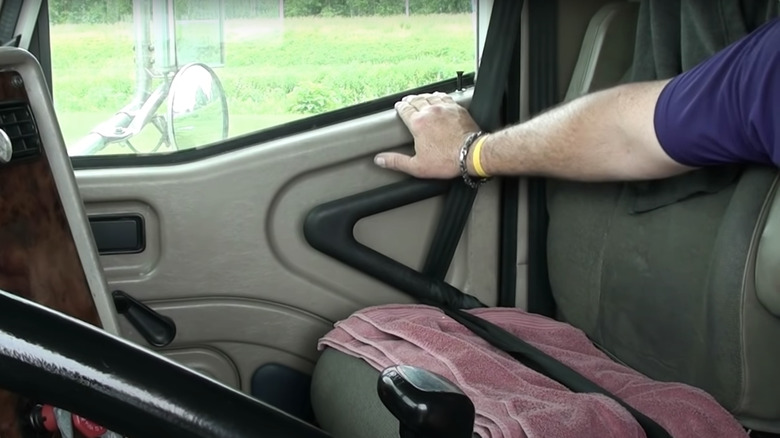 Trucker demonstrates seat belt hack