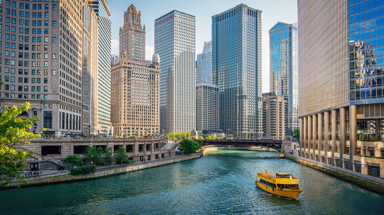 Chicago River cruise and buildings