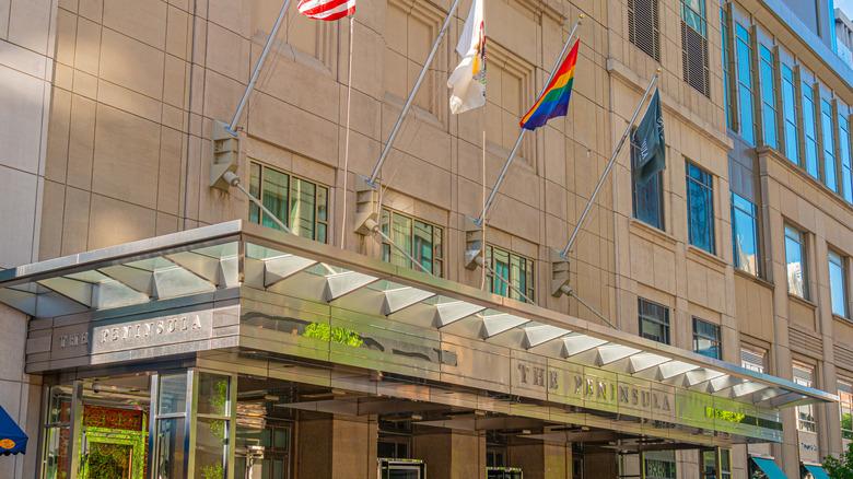 entrance hotel Peninsula Chicago