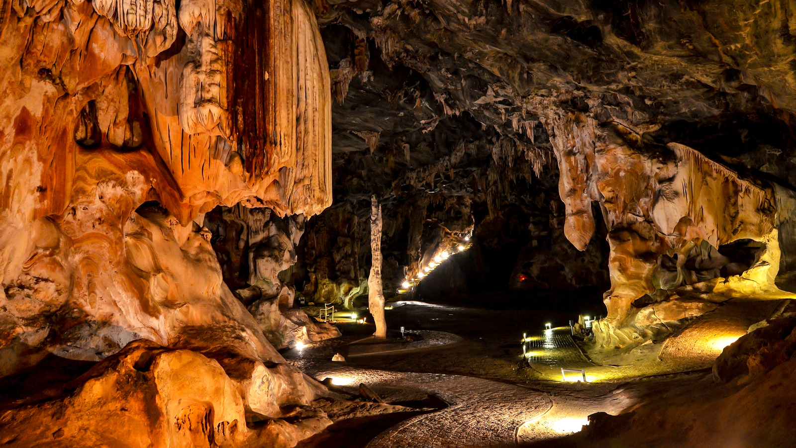 what is the longest cave system in the world