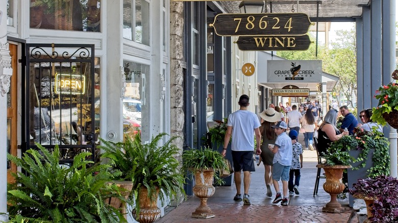 People walking downtown in Fredericksburg