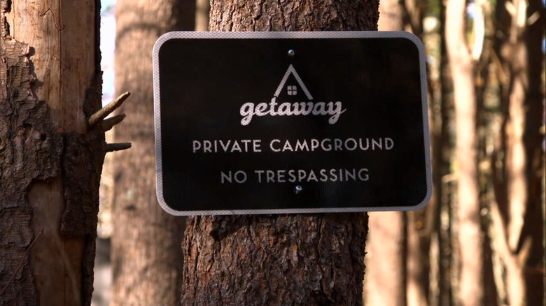 Getaway sign