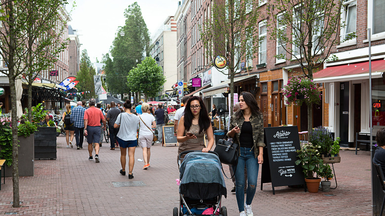 shoppers in De Pijp