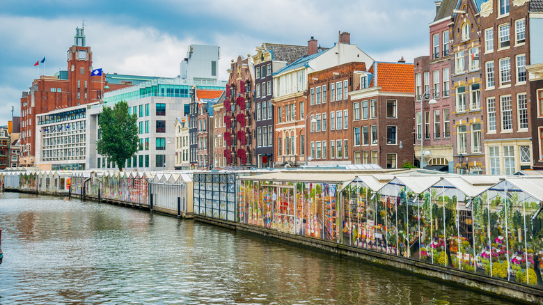 Bloemenmarkt on canal