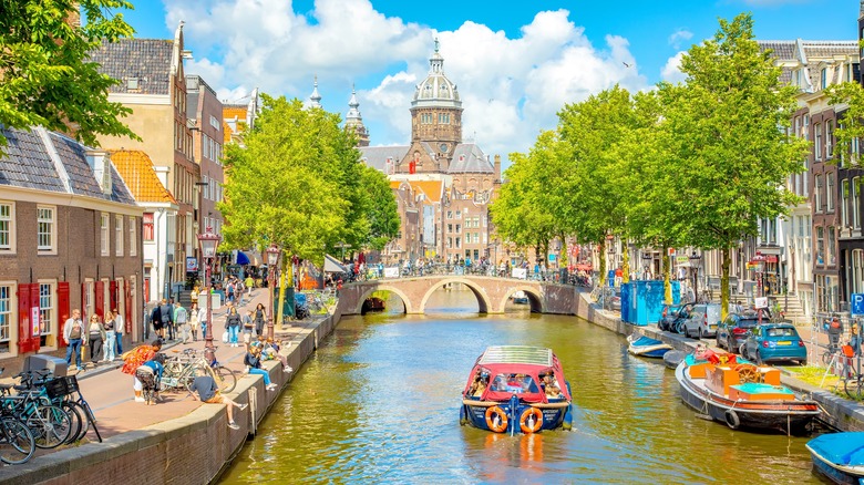 De Wallen canal and church