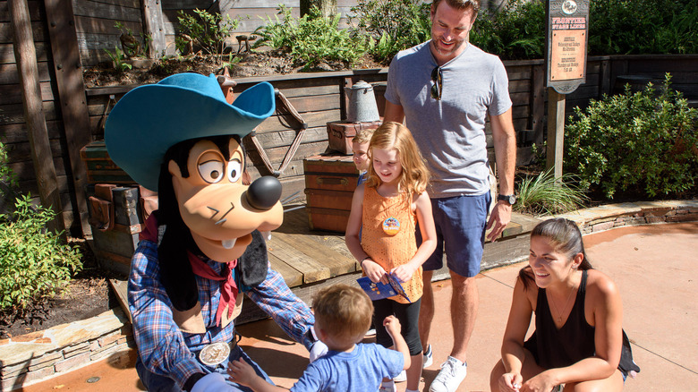 Family with pirate Goofy
