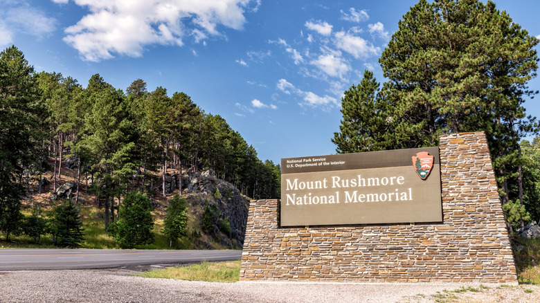 Welcome sign to Mount Rushmore