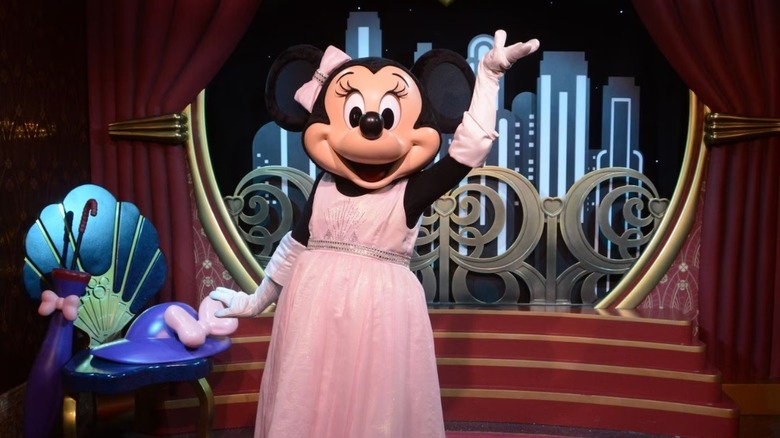 Minnie Mouse in Hollywood dress