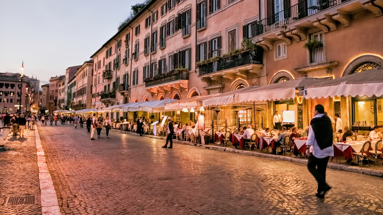 Evening walk begins, Piazza Navona