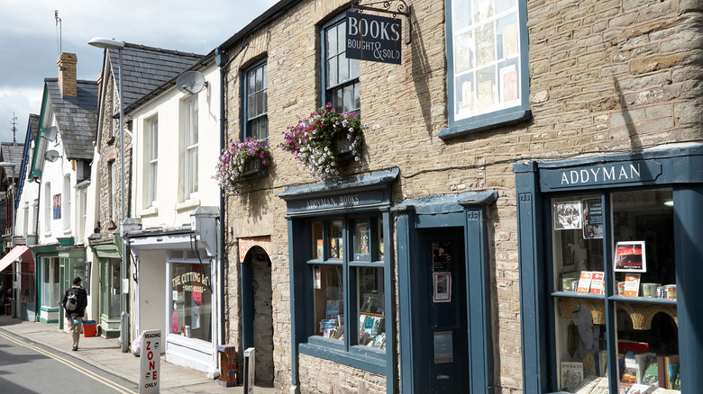 Street with bookstore in Hay