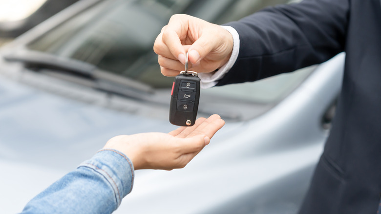 Traveler receiving car rental keys