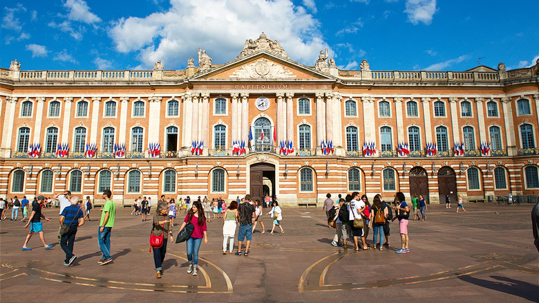 People walking around Capitole de Toulouse