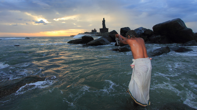 Hindu devotee worshipping the sun in Kanyakumari