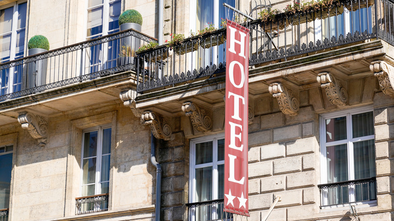 French hotel sign with two stars